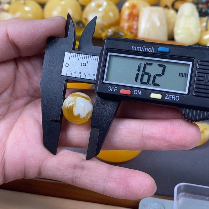 琥珀裸石未镶嵌圆珠