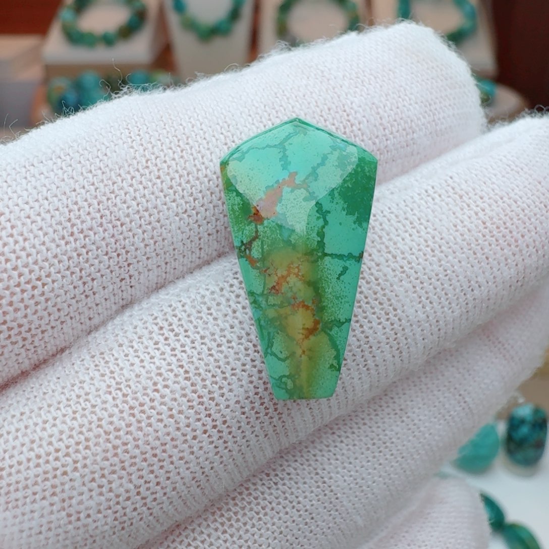 绿松石未镶嵌颈饰