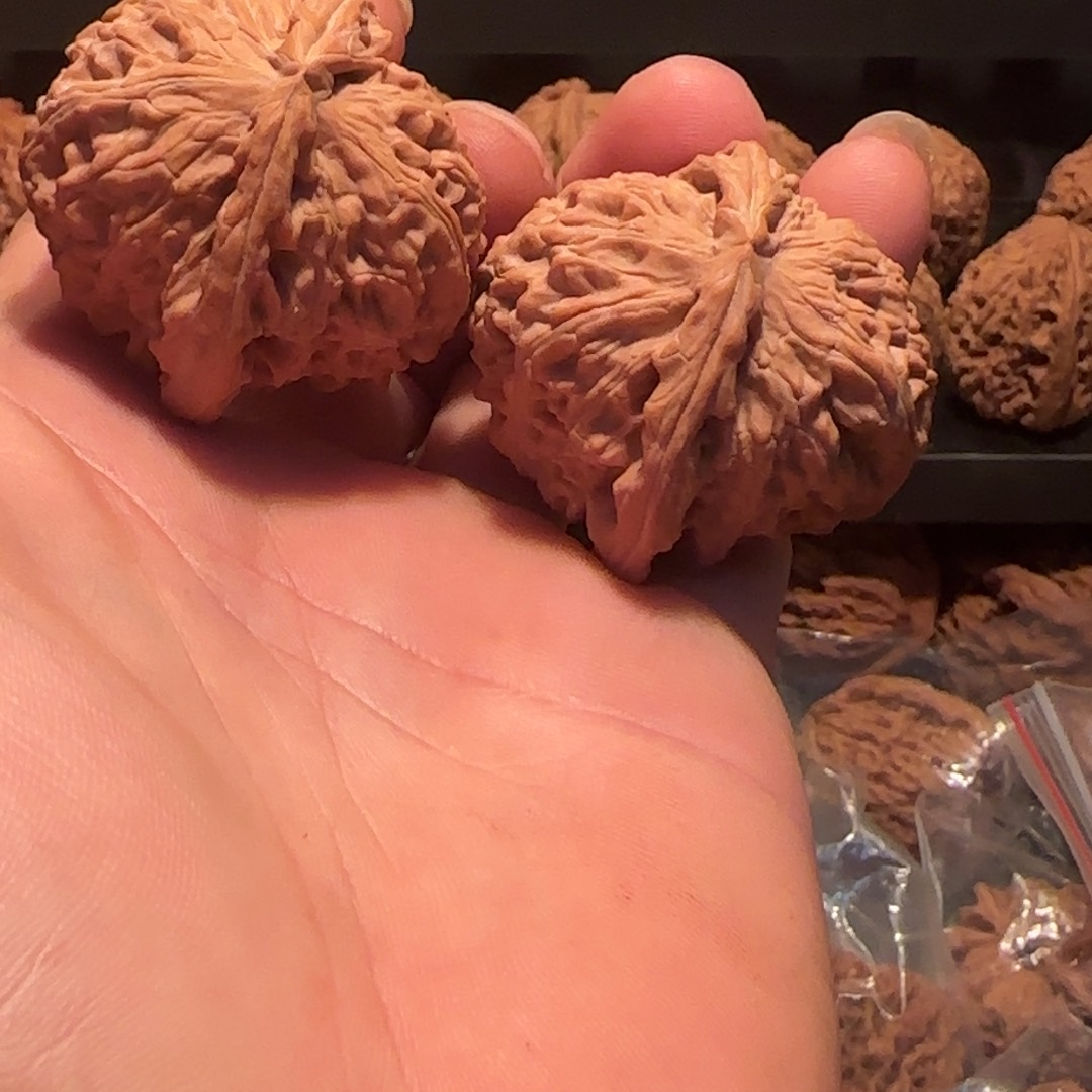 桃核把件三角白狮子42