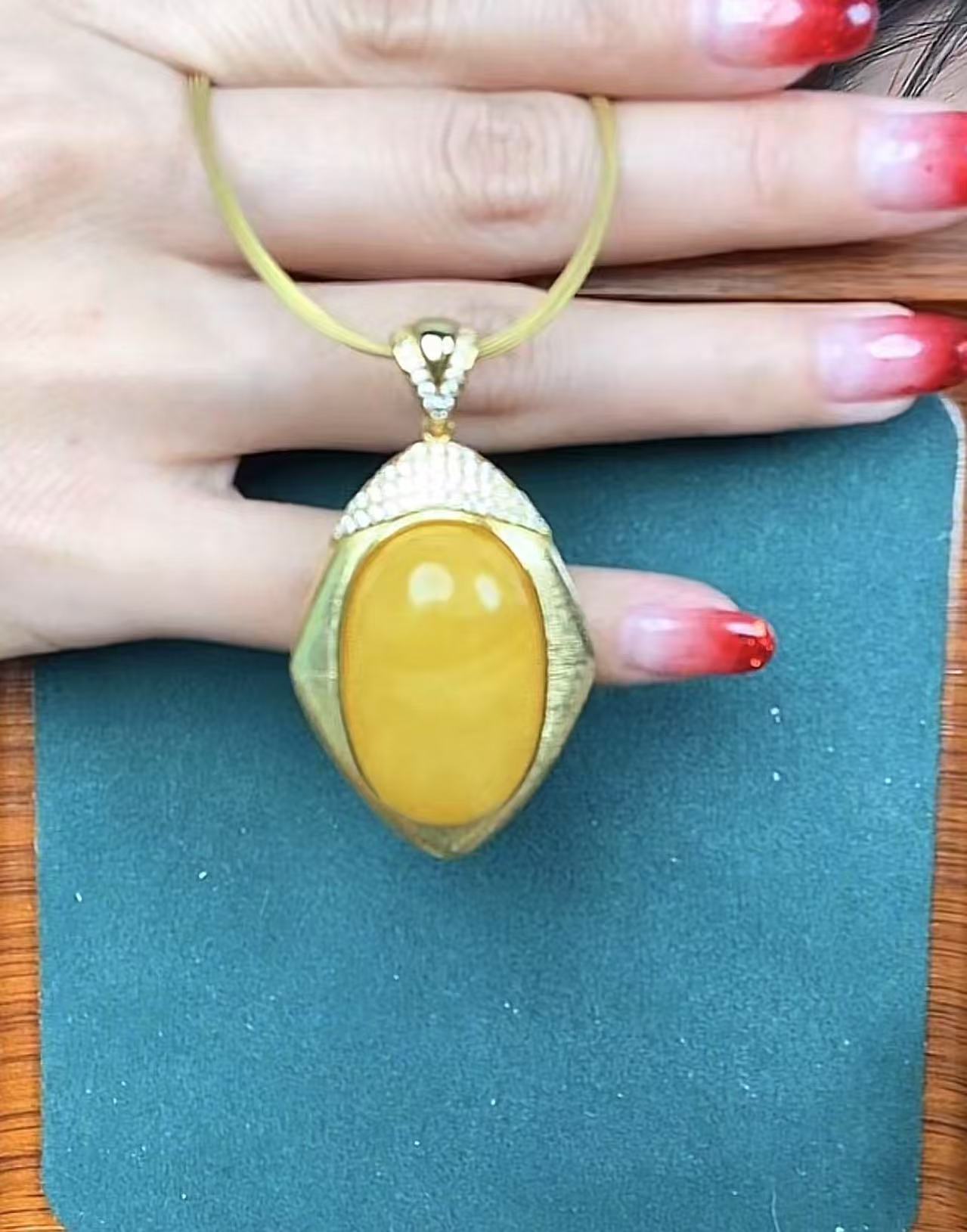 精美复古气质925银镶嵌鸡油黄蜜蜡女款吊坠