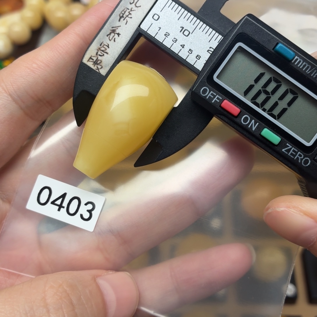 风***方琥珀未镶嵌裸石蜜蜡三通
