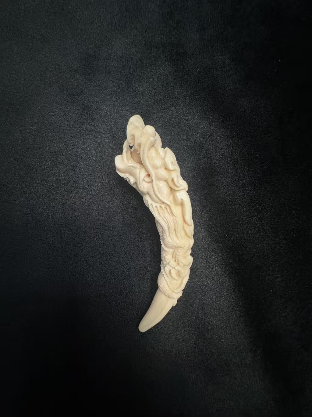 A10090天然猛犸盘龙牙尖，纯手工雕刻，口中龙珠可动爆满纹料子极润