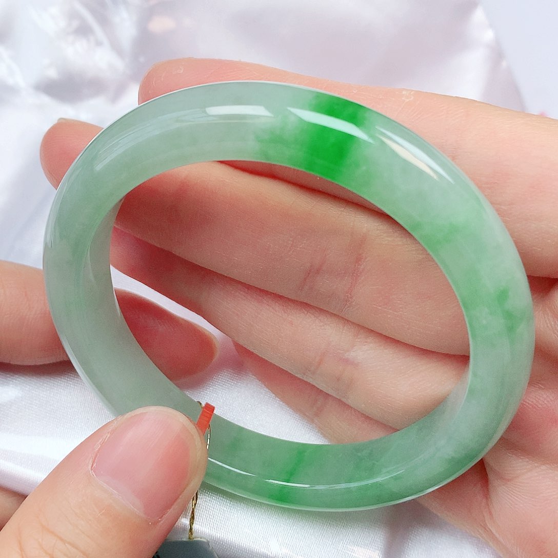 翡翠未镶嵌手镯抖音质检