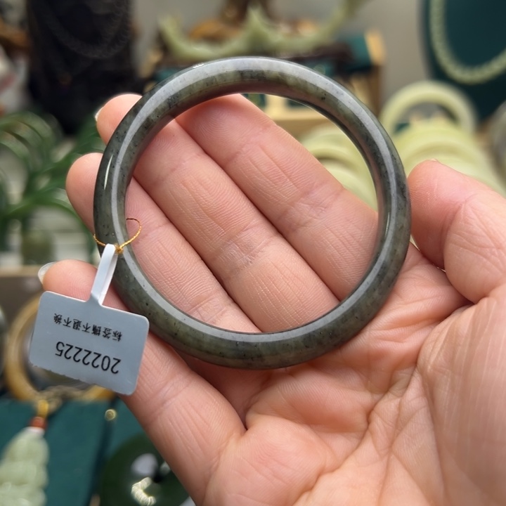 和田玉手镯未镶嵌52.9圈围8013