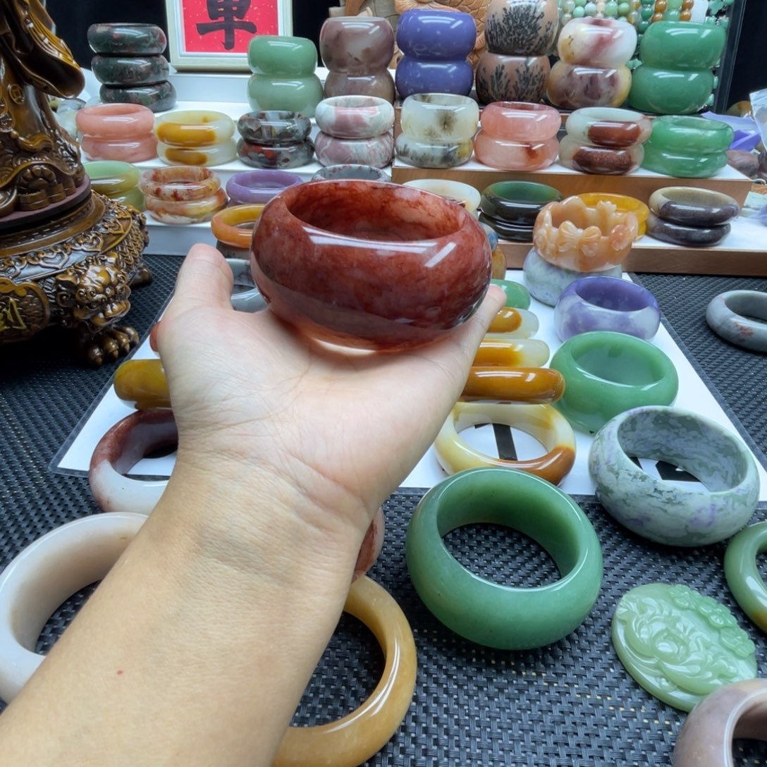 上***6石英岩玉未镶嵌手镯