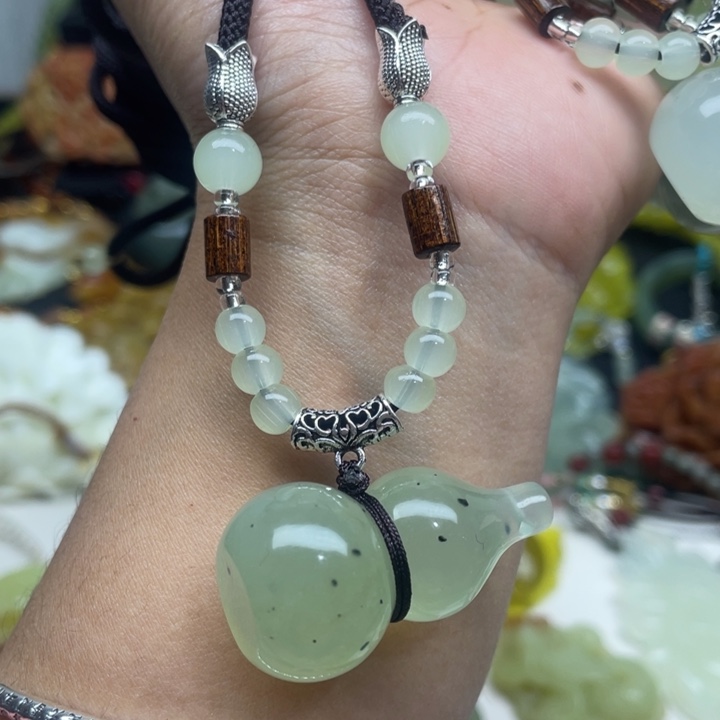 蛇纹石玉未镶嵌颈饰