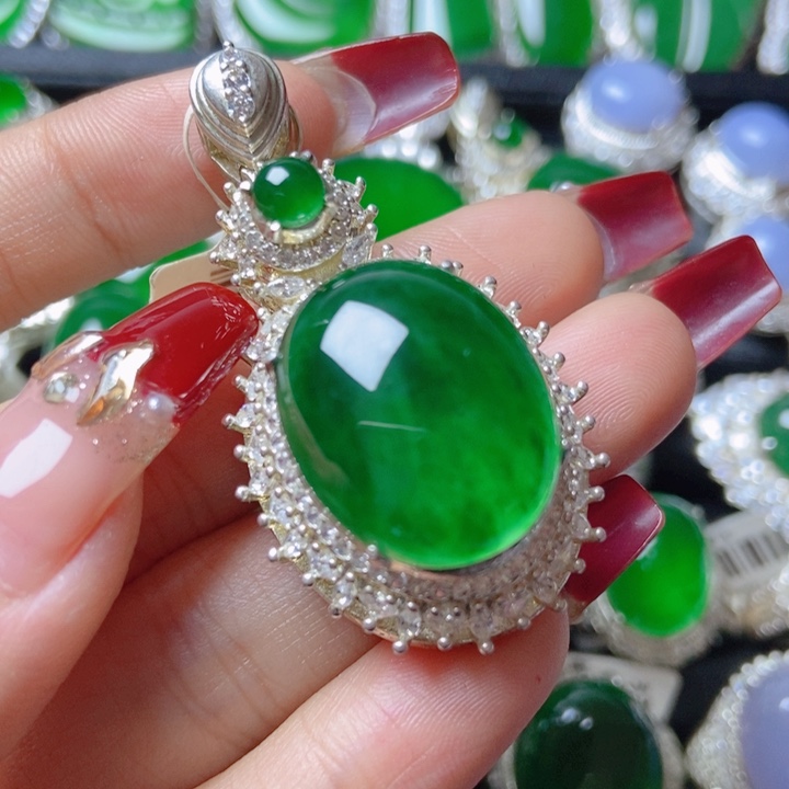 翡翠颈饰未镶嵌   18。  