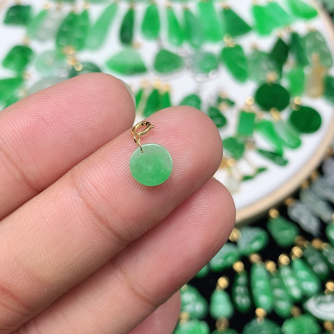 翡翠配石18K金扣头 小巧精美飘阳绿小圆牌