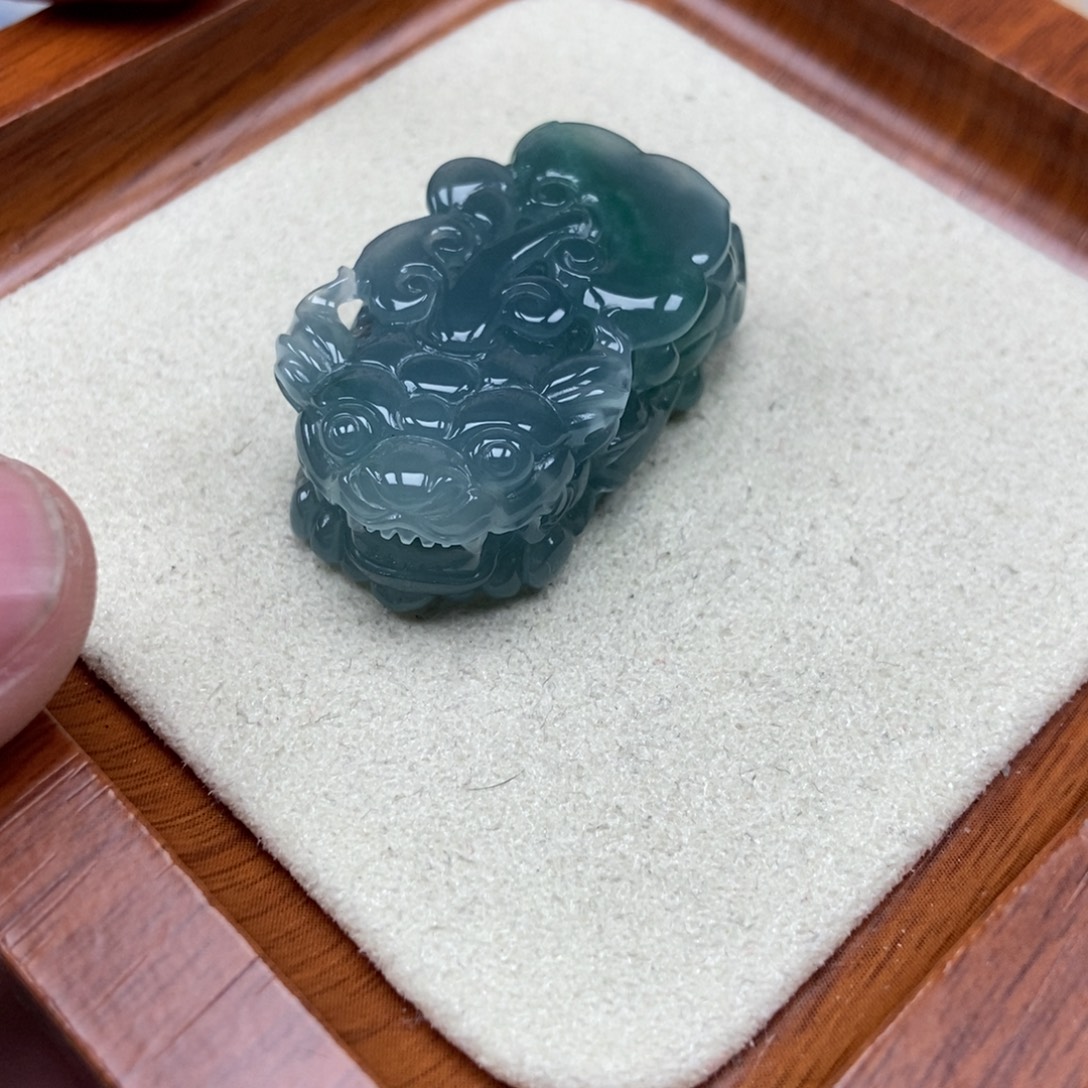 翡翠未镶嵌颈饰如意