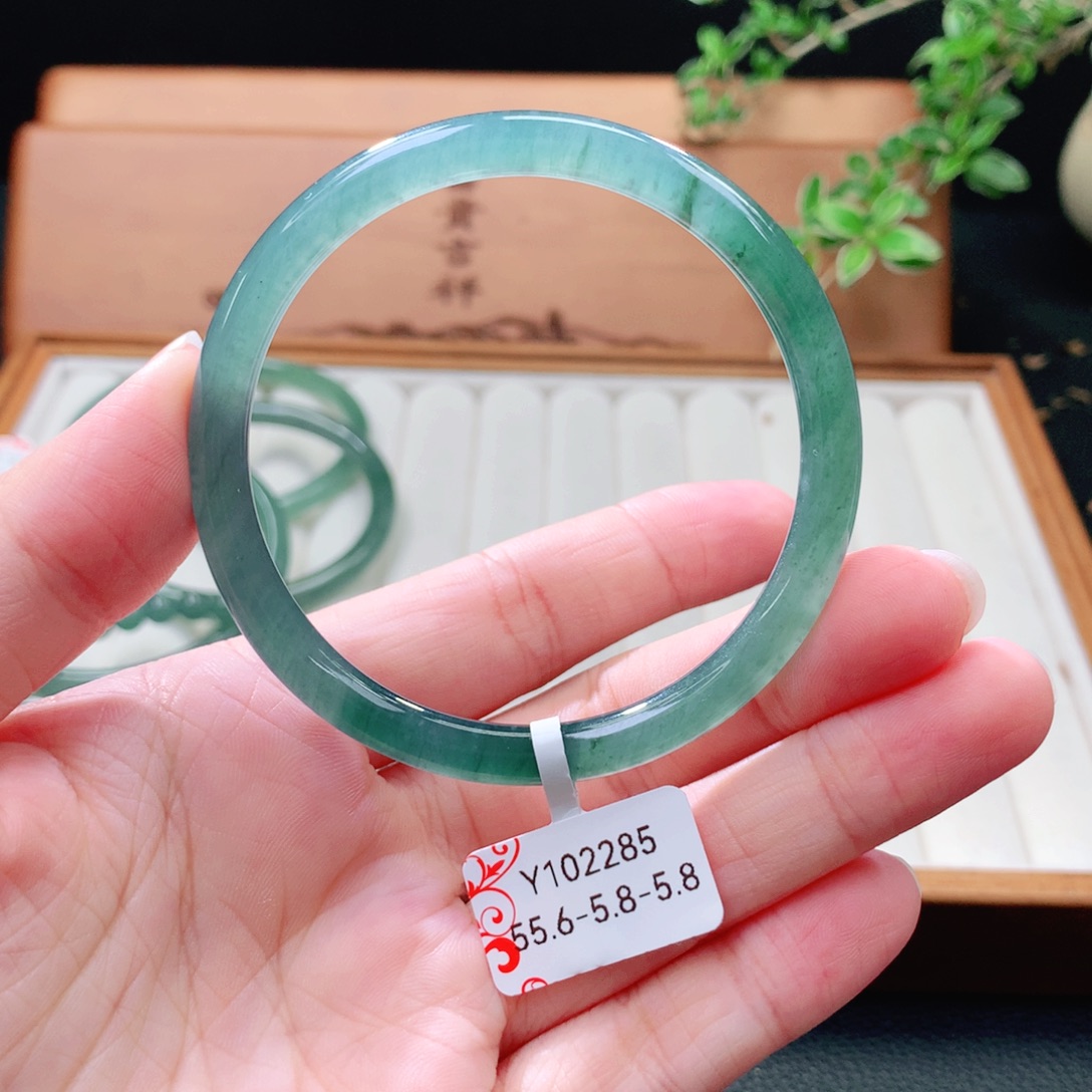 未镶嵌手镯（圆镯）翡翠