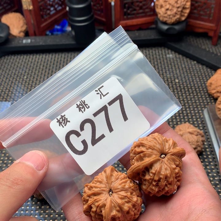 文玩核桃吊坠血麒麟