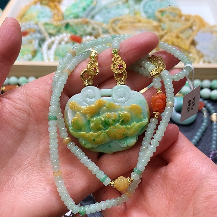 翡翠颈饰未镶嵌吊坠