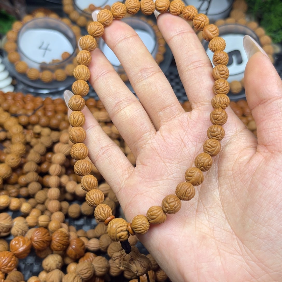 吊坠桃核勇桃核手持