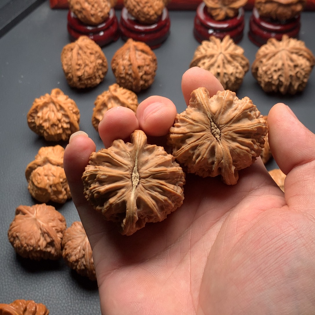 懂***_文玩核桃吊坠白狮子