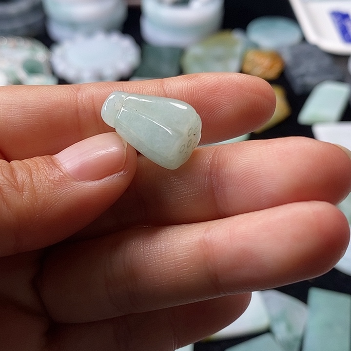 翡翠挂件未镶嵌翡翠的