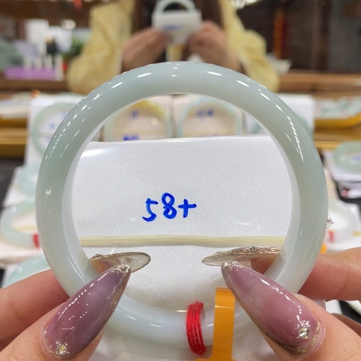 翡翠手镯未镶嵌翡翠