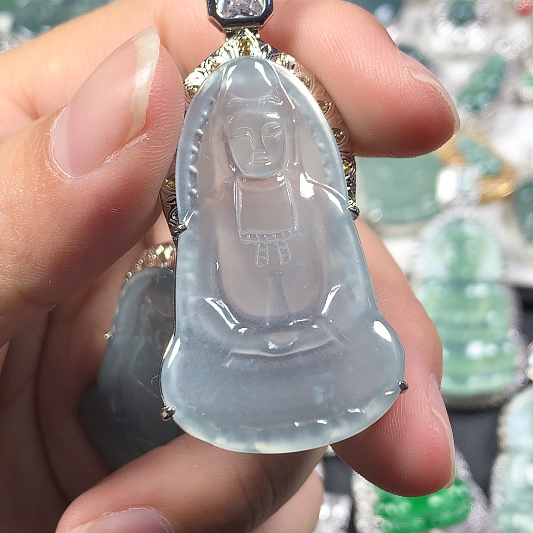 不***T翡翠未镶嵌颈饰素衣