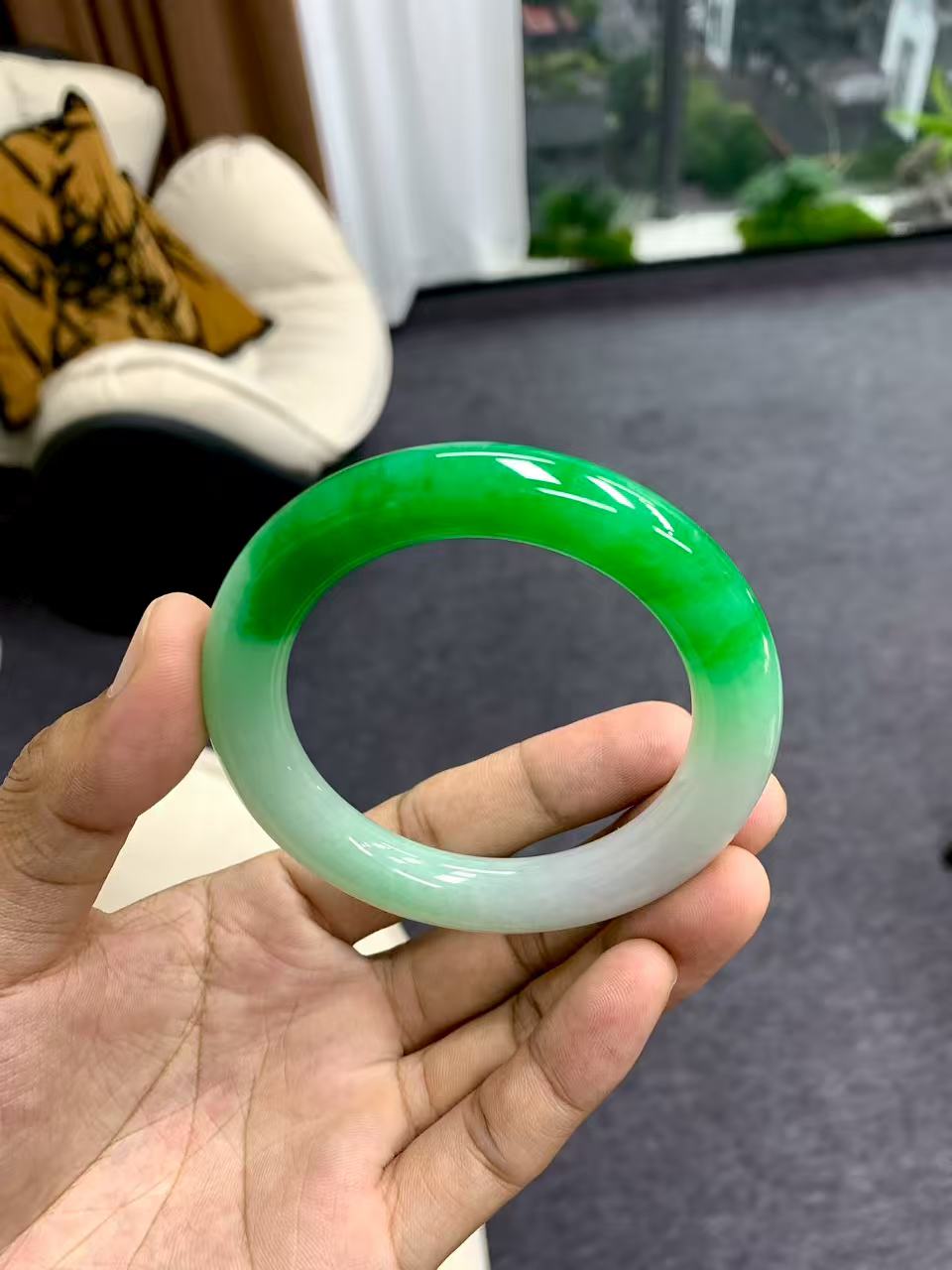 【俊龙珠宝】天然缅甸A货翡翠手镯辣绿圆条，尺寸55.8-10.7