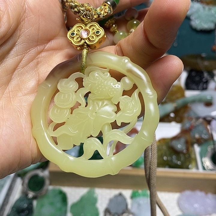 翡翠未镶嵌吊坠(赠链)