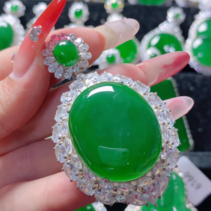 翡翠颈饰银S925镶嵌18。   