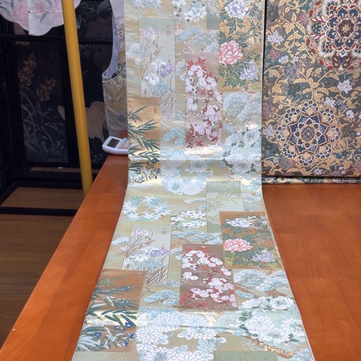 织绣段册唐草花卉