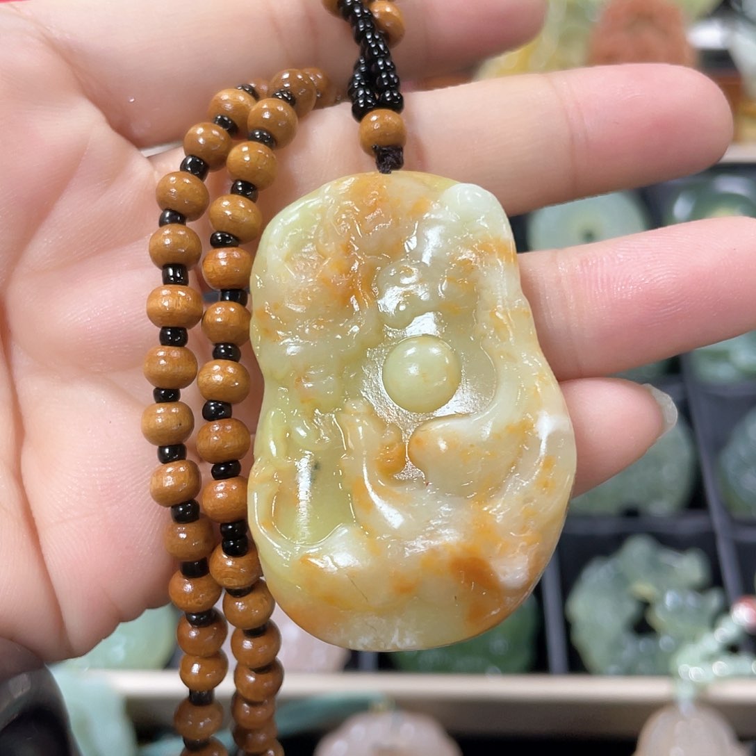 蛇纹石玉颈饰未镶嵌