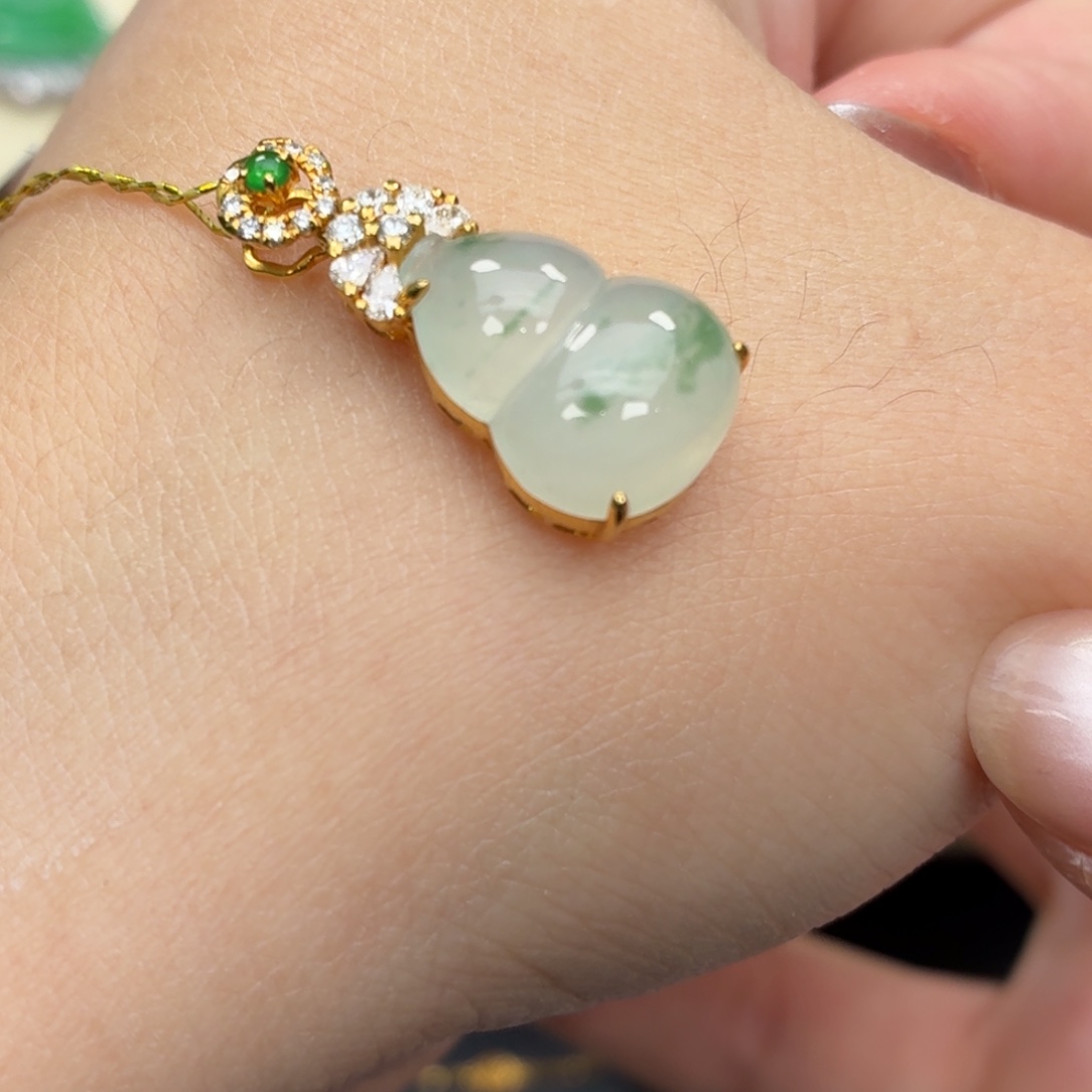 翡翠18K金镶嵌颈饰