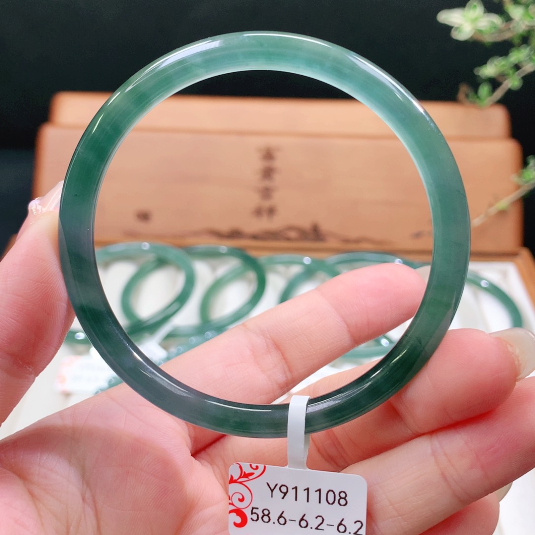 翡翠手镯未镶嵌天然