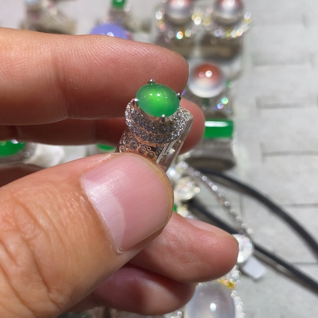 定制翡翠未镶嵌冰种甜绿7.8mm