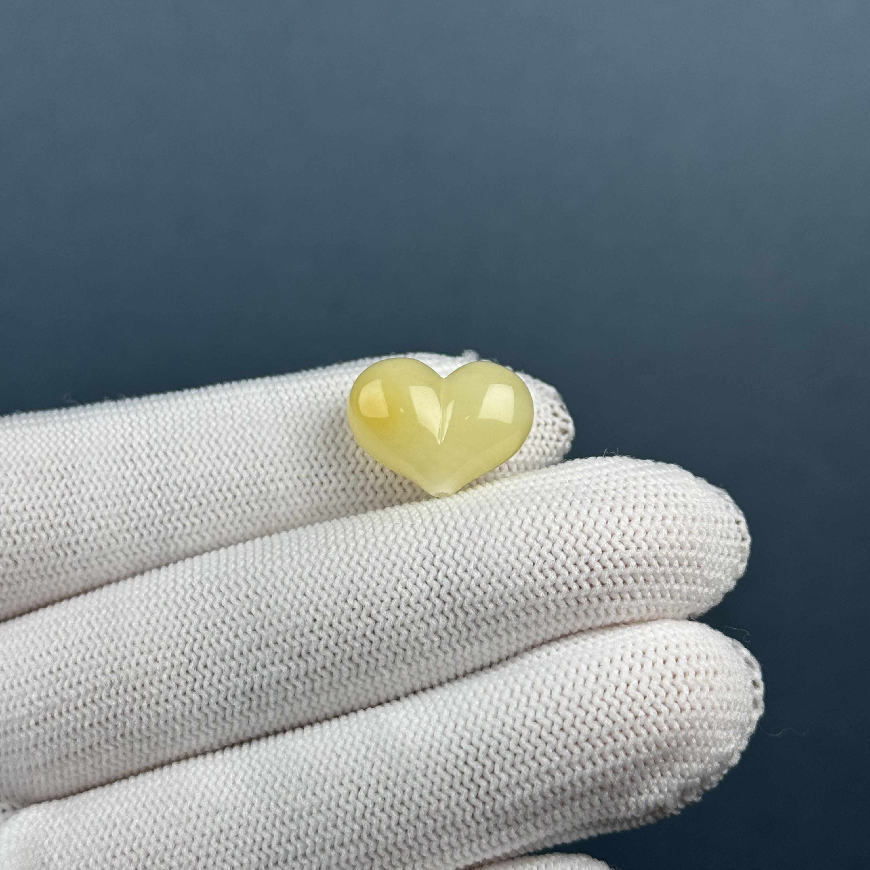 F4561天然原矿蜜蜡 屁桃爱心 17.4*13*7.9mm支持复检假一罚十