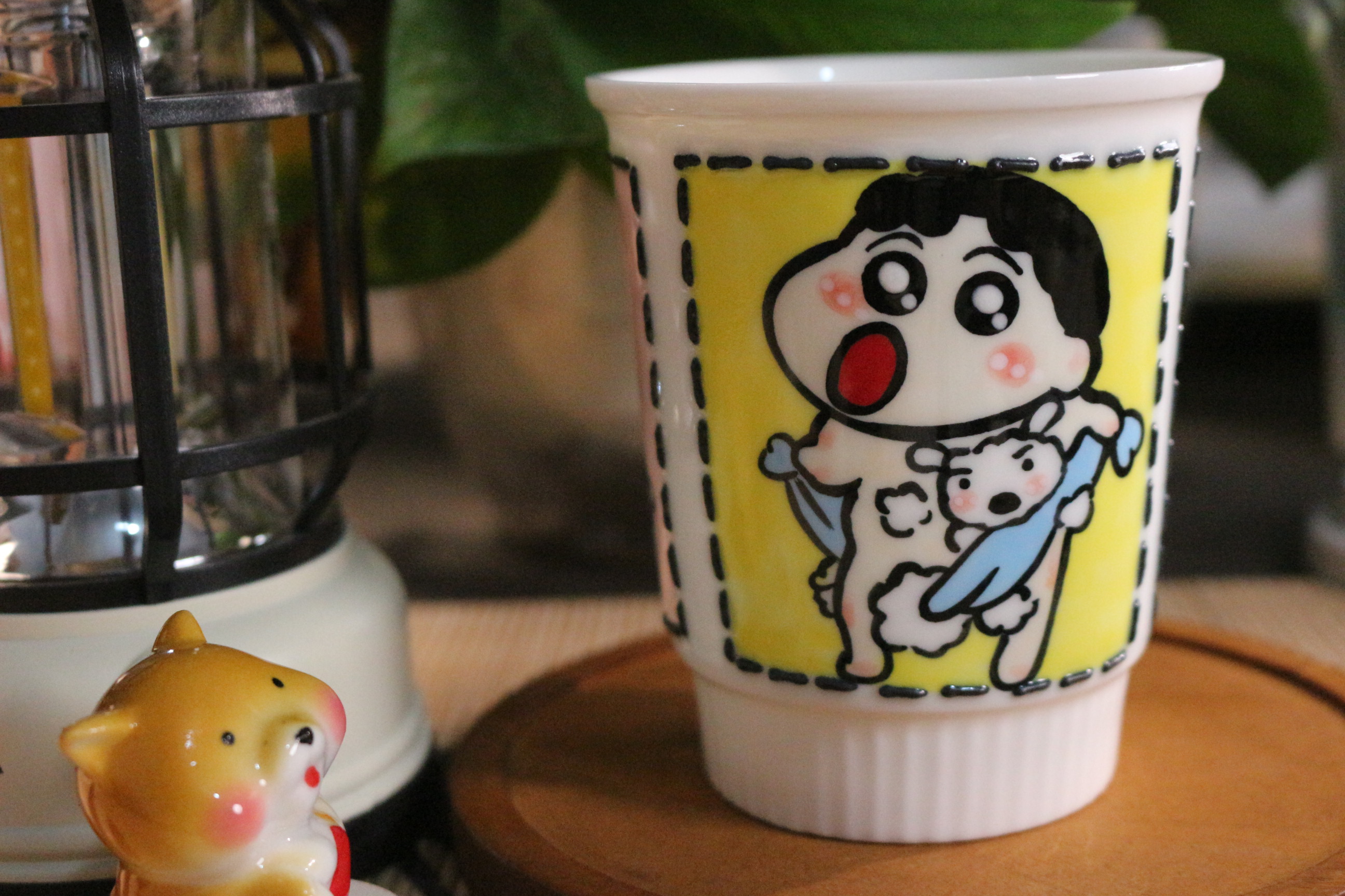 【瓷韵】玉泥创意手绘卡通蜡笔小新带盖陶瓷杯