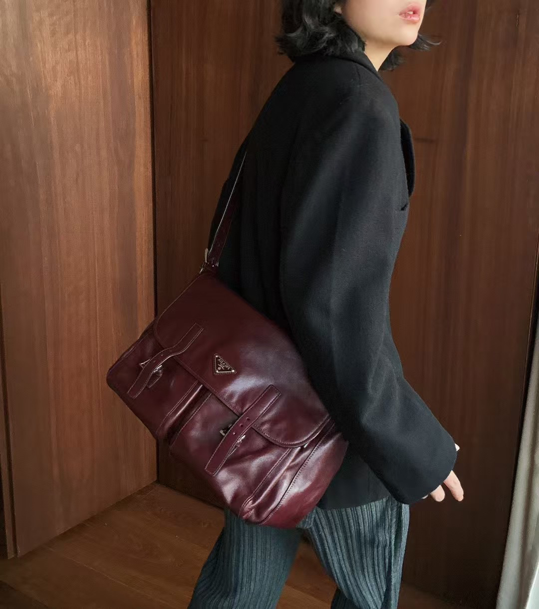 95新 Prada/普拉达 送中检/普拉达酒红色邮差斜挎包