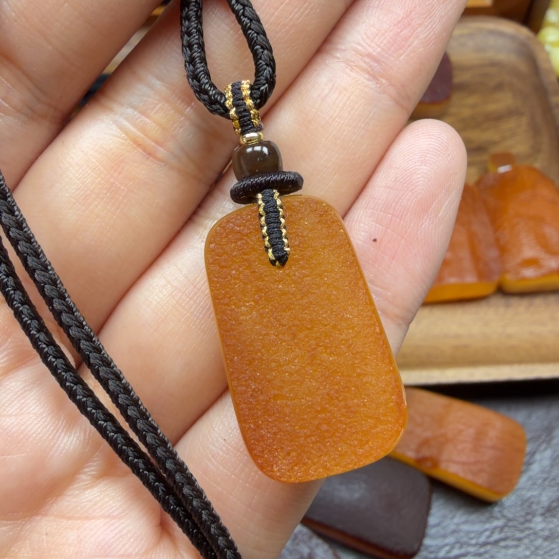 琥珀未镶嵌吊坠(赠链)