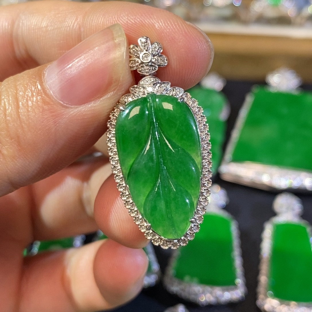 翡翠18K金镶嵌颈饰