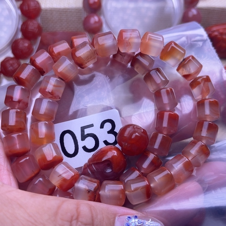 毛***旦颈饰未镶嵌南红玛瑙