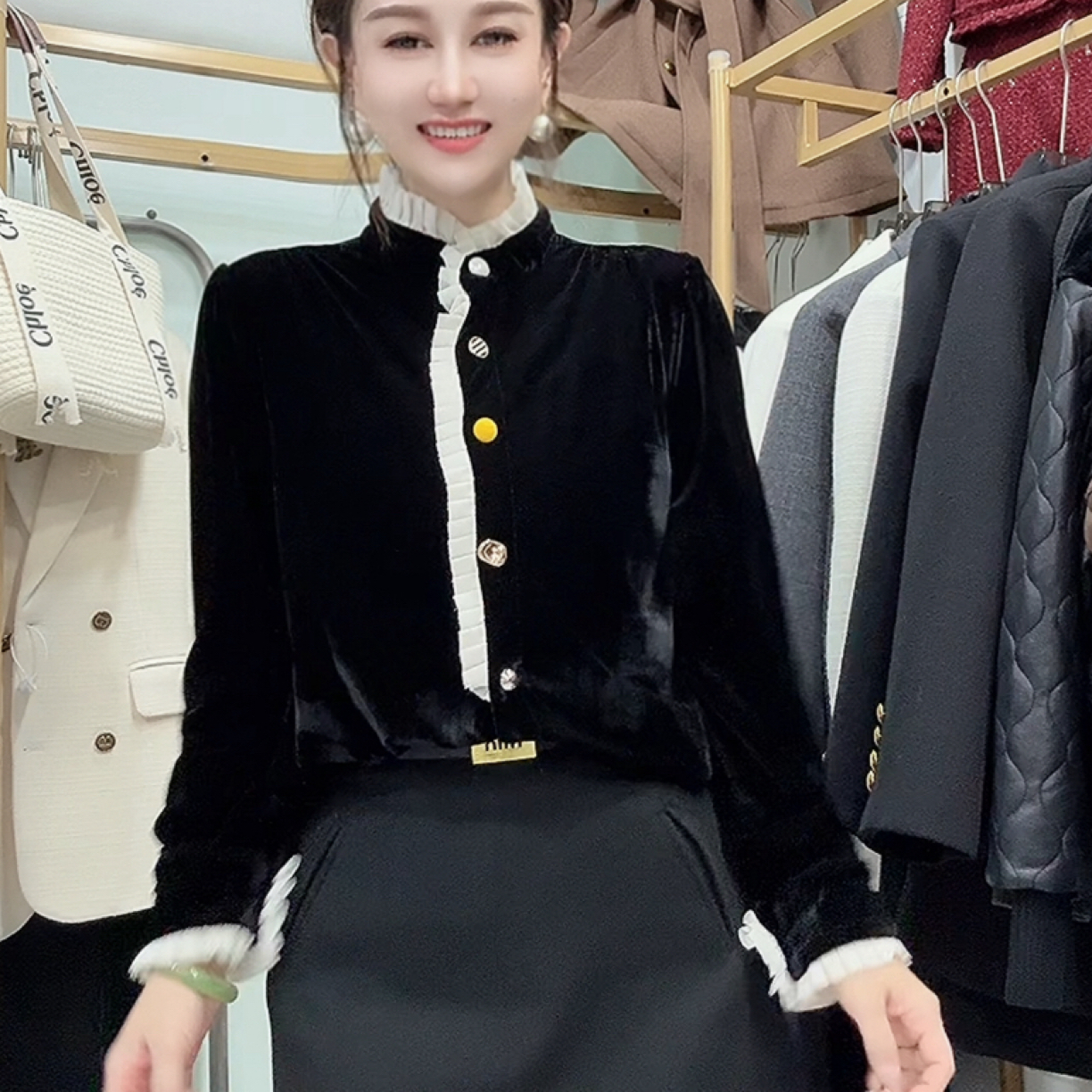 彩扣丝绒百搭上衣