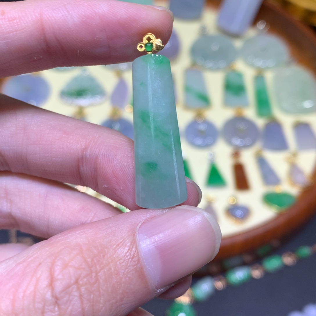 翡翠吊坠(不含链)18K金镶嵌