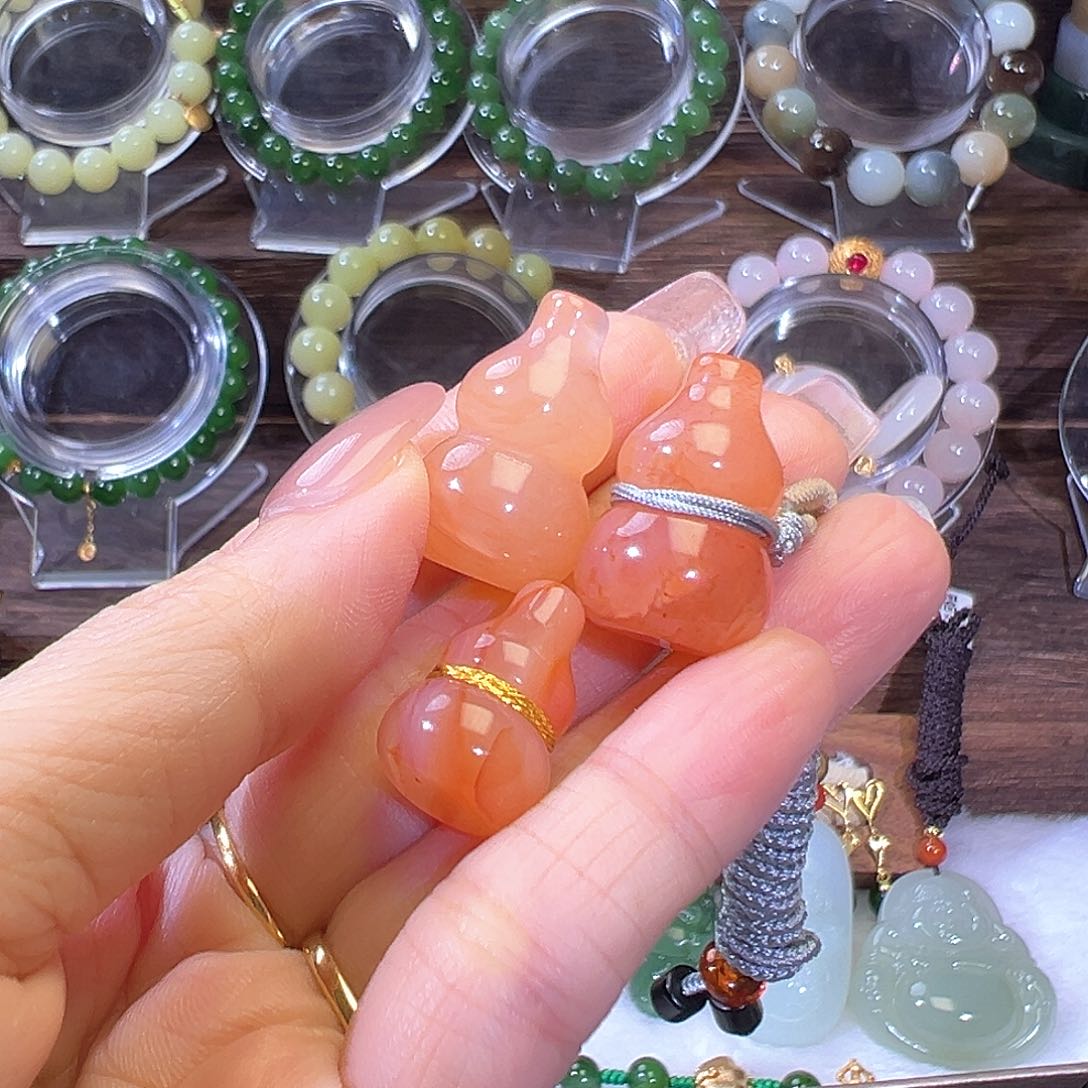 和田玉未镶嵌颈饰多样性发其一