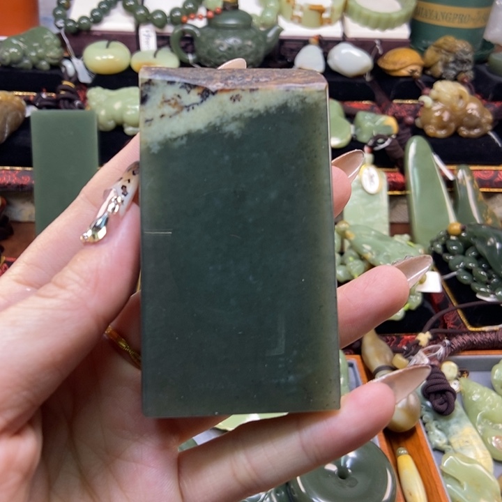 未镶嵌岫岩河磨玉（透闪石质玉）把件