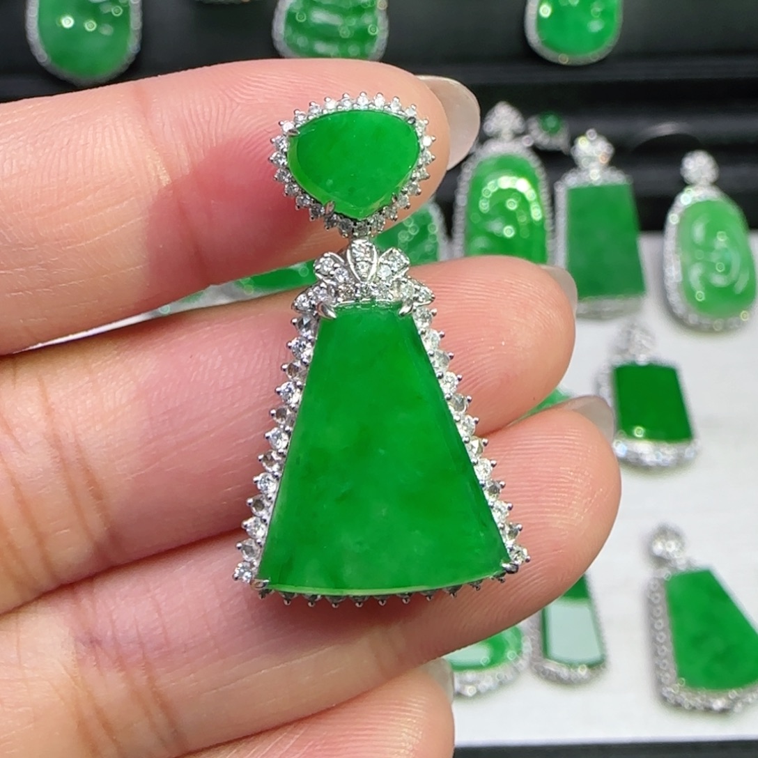 翡翠18K金镶嵌颈饰吊坠