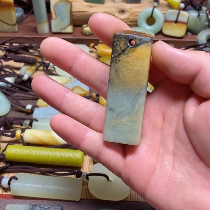 蛇纹石玉挂件未镶嵌