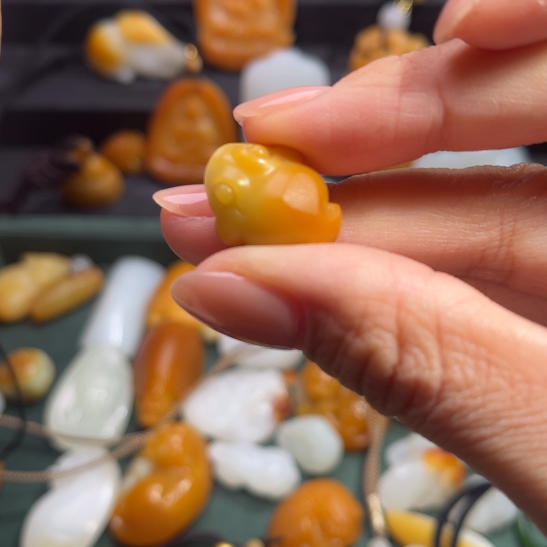 和田玉颈饰未镶嵌大**?