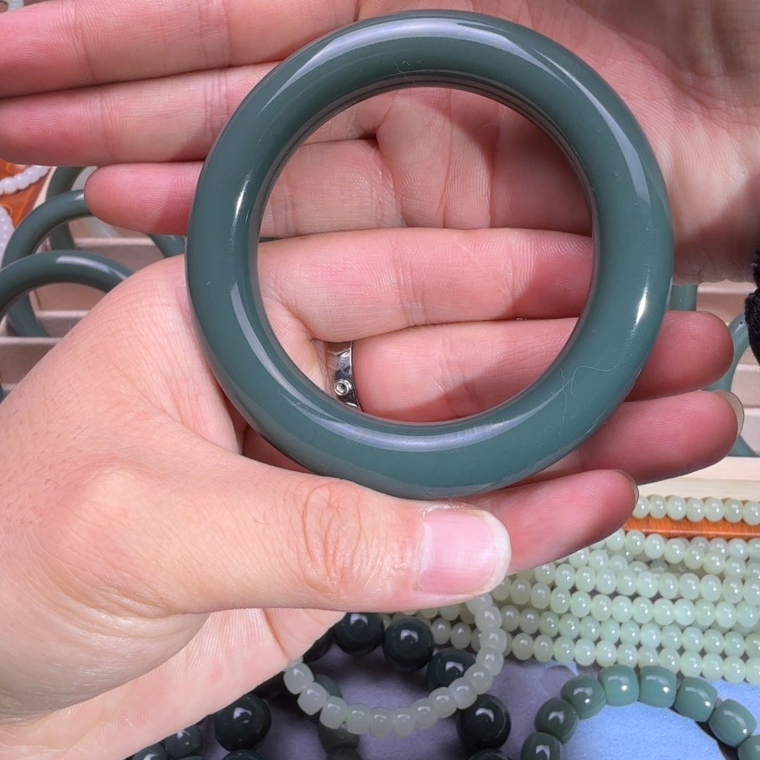 和田玉手链未镶嵌落**吻