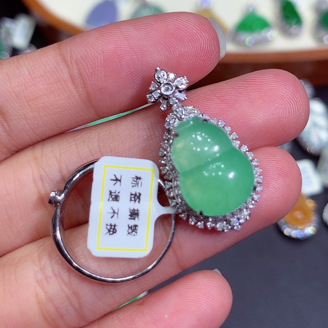 翡翠吊坠(不含链)18K金镶嵌