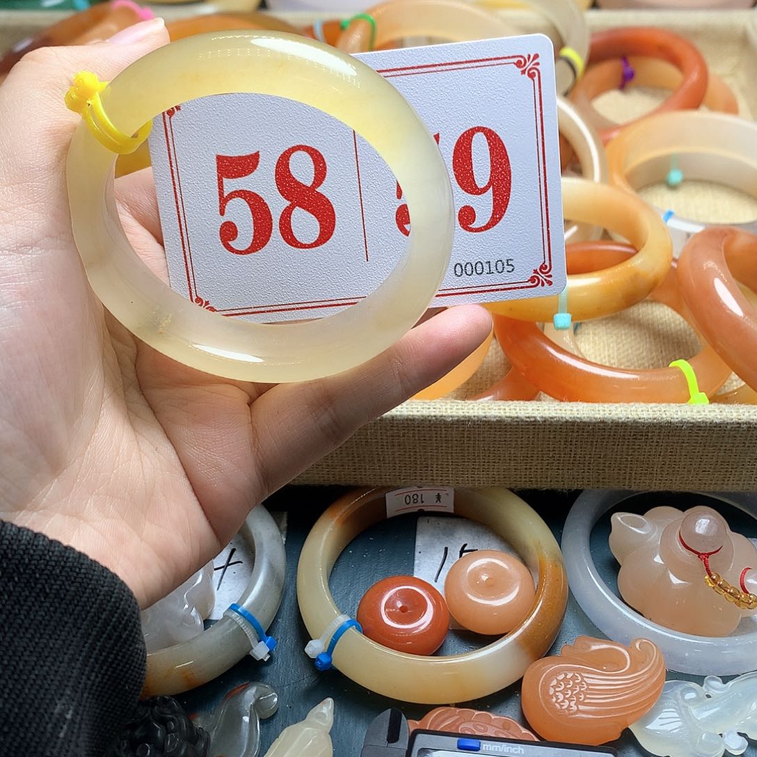 未镶嵌石英质玉（黄龙玉）手镯