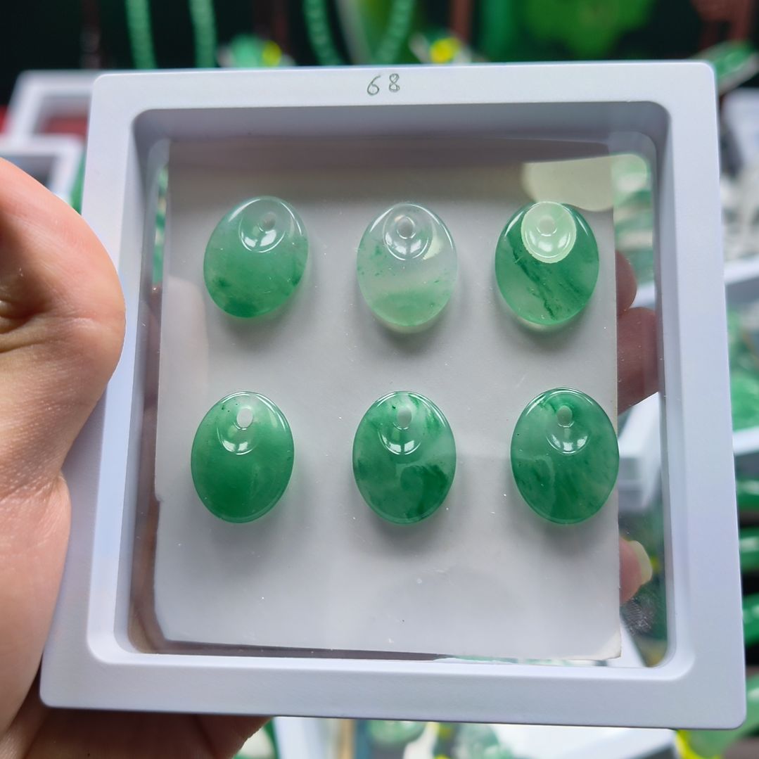 石英质玉（非洲翠）未镶嵌颈饰非洲翠水滴挂件