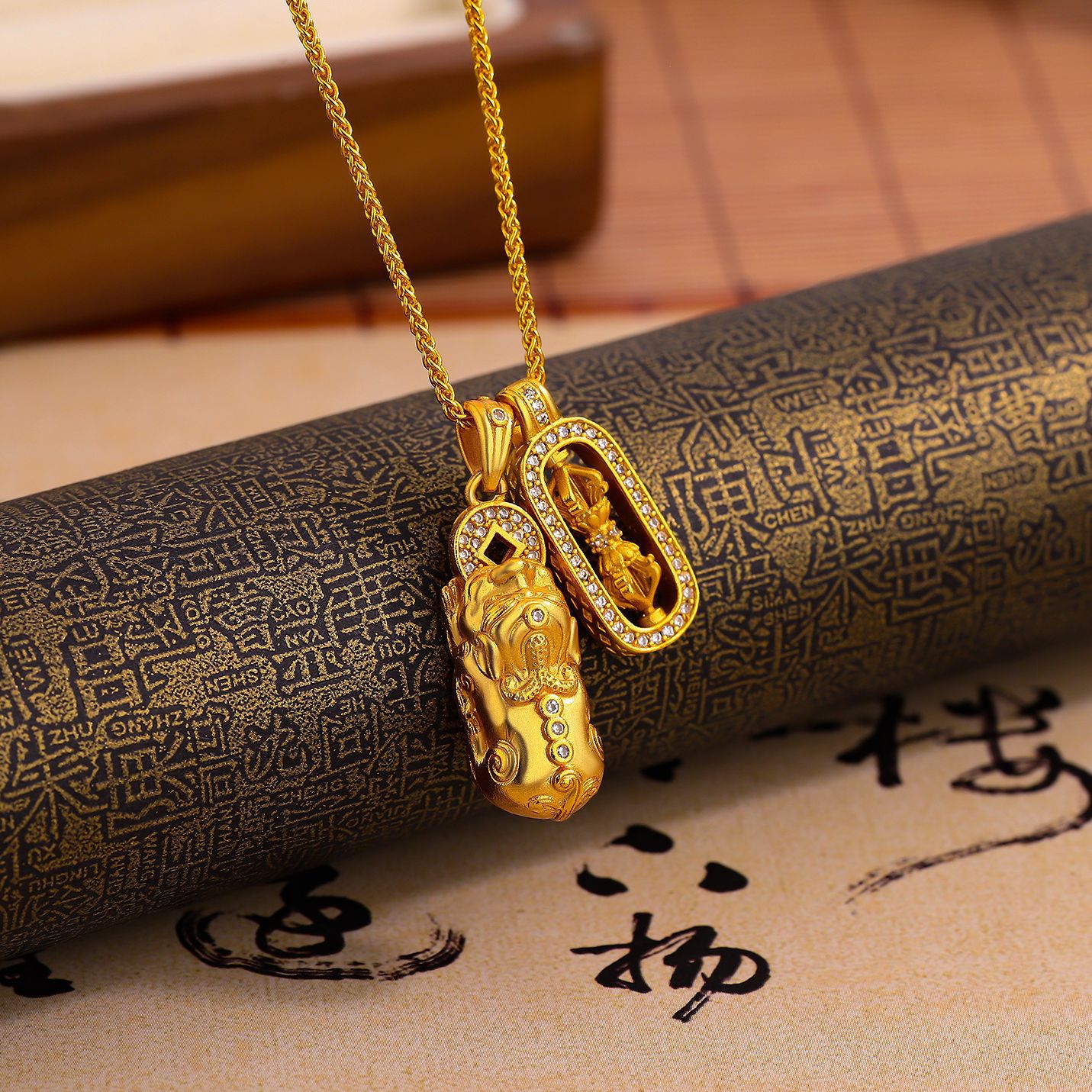 镶钻金色貔貅吊坠项链金刚杵吊坠高级感金色貔貅项链
