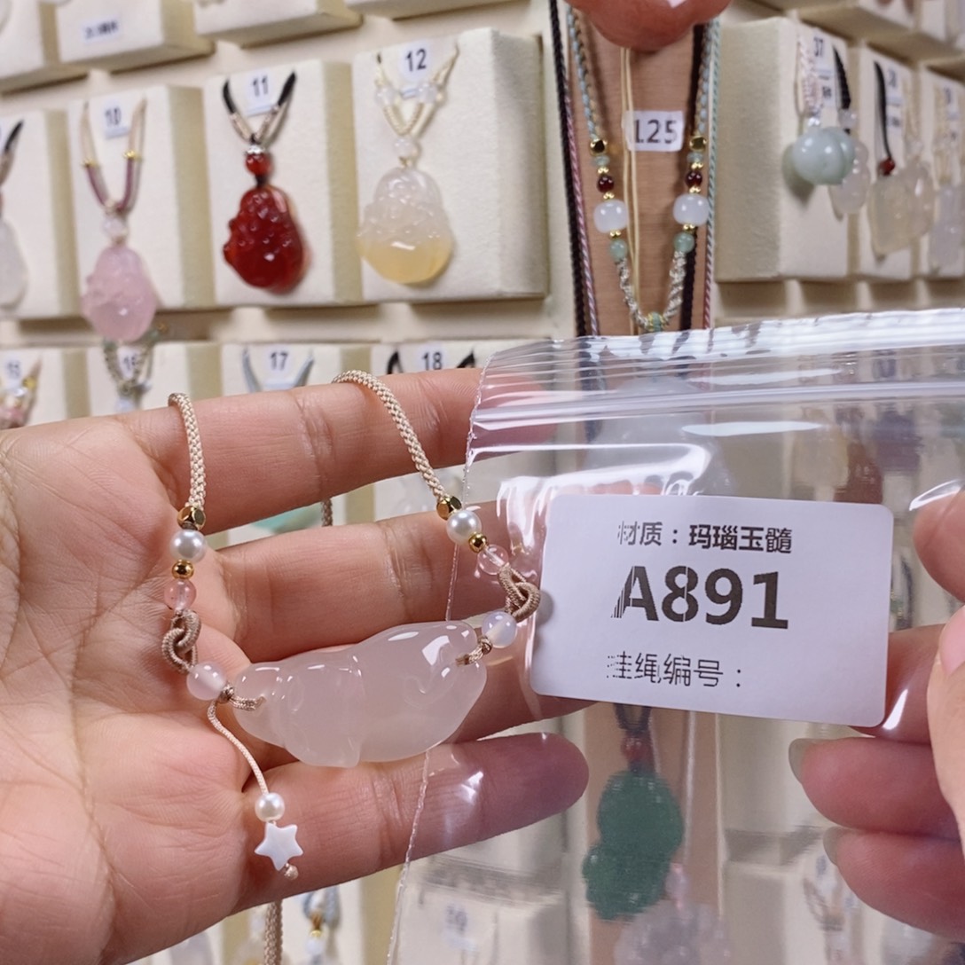 晏***安玛瑙/玉髓未镶嵌颈饰