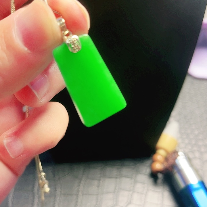 颈饰18K金镶嵌翡翠