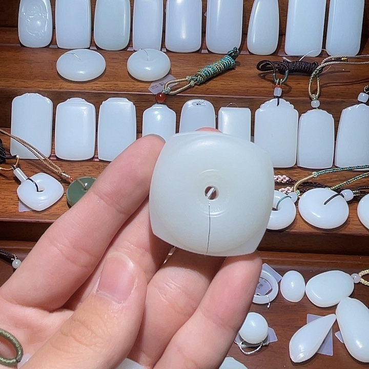 菁***艺和田玉（糖玉）未镶嵌颈饰